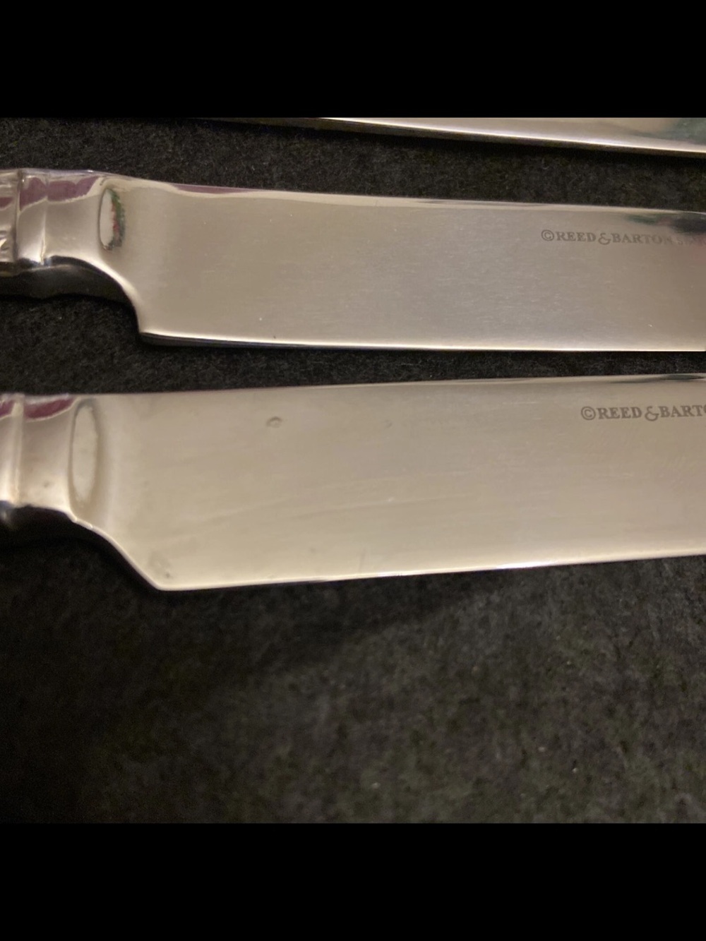 Reed & Barton Logo Stainless Lot of 4 Flatware Knives Set 9.5 Length. - Picture 10 of 11